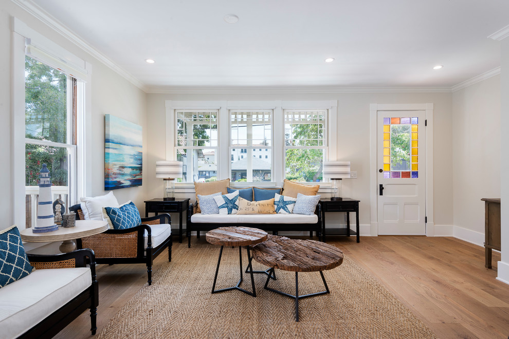 Offenes, Großes Maritimes Wohnzimmer ohne Kamin mit braunem Holzboden, braunem Boden und beiger Wandfarbe in Santa Barbara