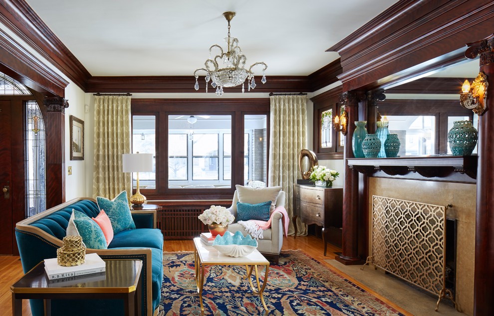 Repräsentatives, Fernseherloses, Abgetrenntes Klassisches Wohnzimmer mit weißer Wandfarbe, braunem Holzboden, Kamin und Kaminumrandung aus Stein in Minneapolis