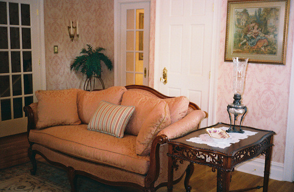 Exemple d'un salon victorien de taille moyenne et fermé avec une salle de réception, un mur rose, un sol en bois brun et aucun téléviseur.