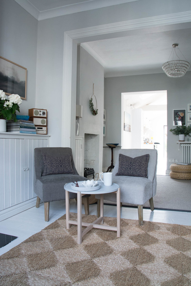 Idee per un soggiorno scandinavo di medie dimensioni e aperto con pareti grigie, pavimento in legno verniciato e pavimento bianco