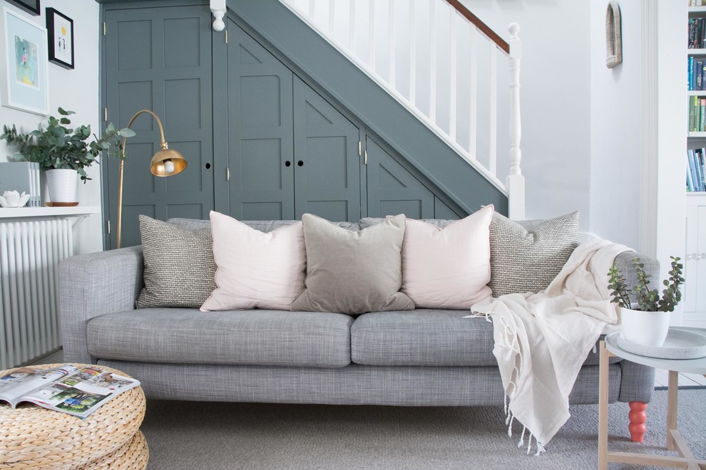 Mittelgroßes, Offenes Skandinavisches Wohnzimmer mit grauer Wandfarbe, gebeiztem Holzboden und weißem Boden in Cambridgeshire