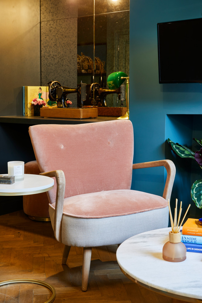 Aménagement d'un petit salon contemporain fermé avec une salle de réception, un mur bleu, un sol en bois brun, un téléviseur fixé au mur et un sol marron.