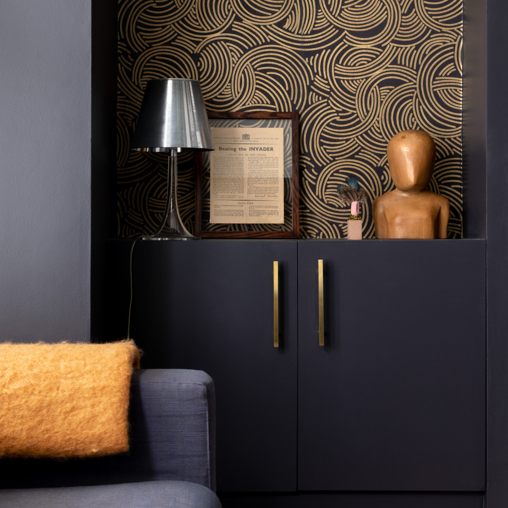 Modern inredning av ett mellanstort separat vardagsrum, med ett finrum, svarta väggar, mellanmörkt trägolv, en standard öppen spis, en spiselkrans i trä, en fristående TV och brunt golv