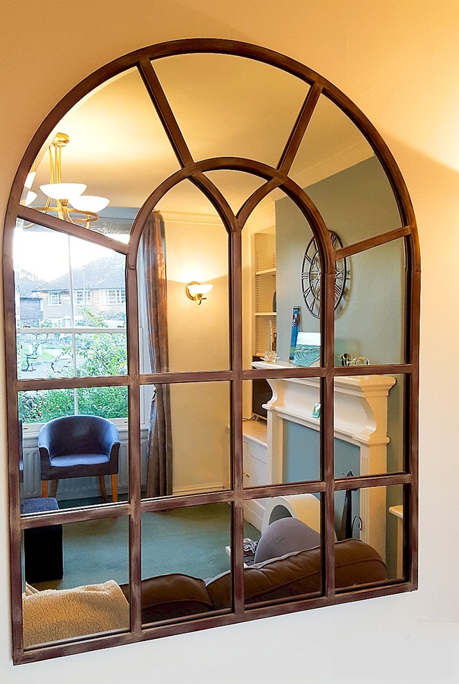 На фото: изолированная гостиная комната среднего размера в викторианском стиле с синими стенами, ковровым покрытием и зеленым полом
