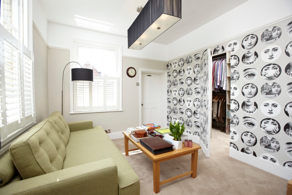 На фото: гостиная комната в современном стиле с бежевыми стенами и ковровым покрытием
