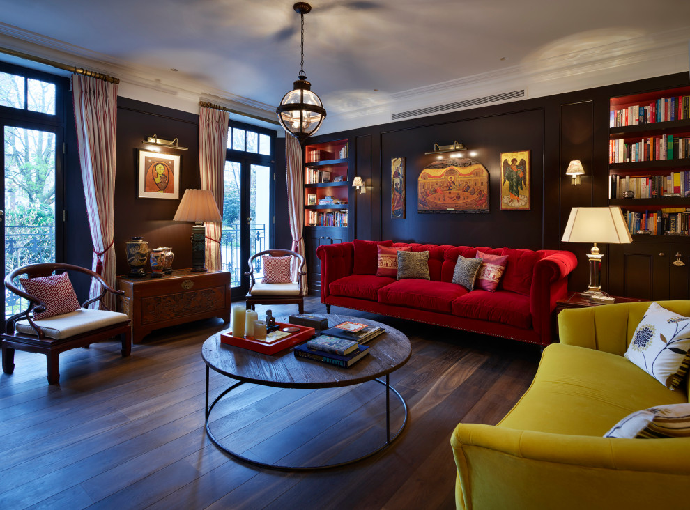 Modelo de salón para visitas abierto clásico grande con paredes marrones, suelo de madera en tonos medios y suelo marrón