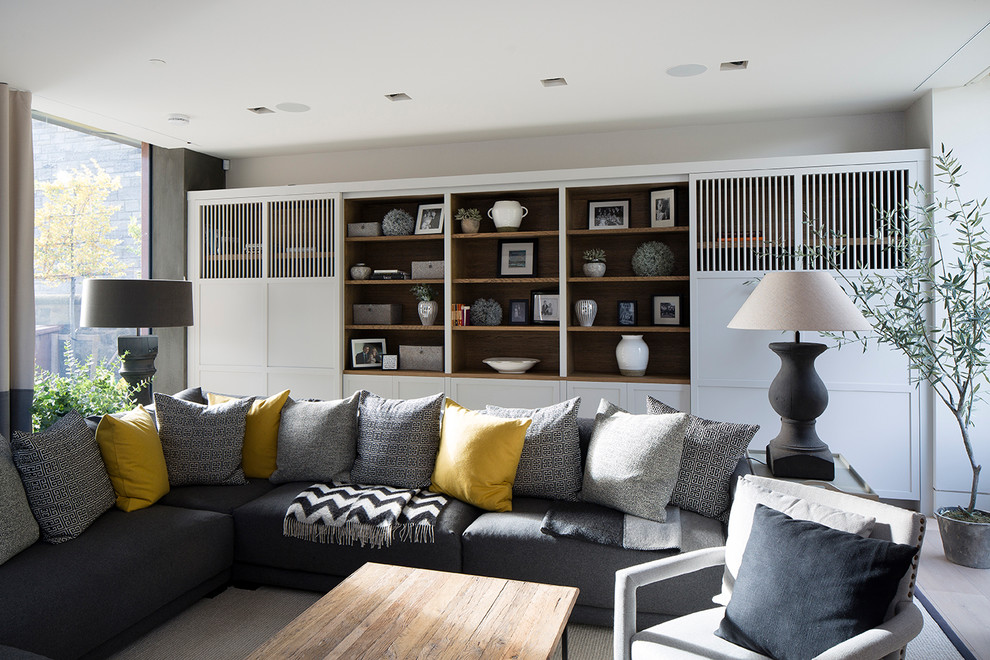 Стильный дизайн: изолированная гостиная комната среднего размера в современном стиле с ковровым покрытием - последний тренд