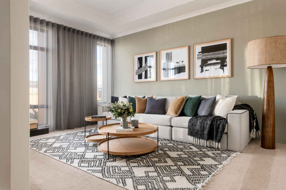 Modernes Wohnzimmer mit grüner Wandfarbe, Teppichboden und beigem Boden in Perth