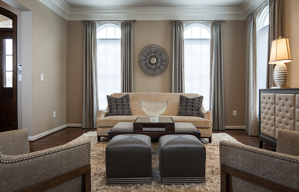 Стильный дизайн: парадная, изолированная гостиная комната среднего размера в стиле неоклассика (современная классика) с коричневыми стенами, темным паркетным полом и коричневым полом без камина, телевизора - последний тренд