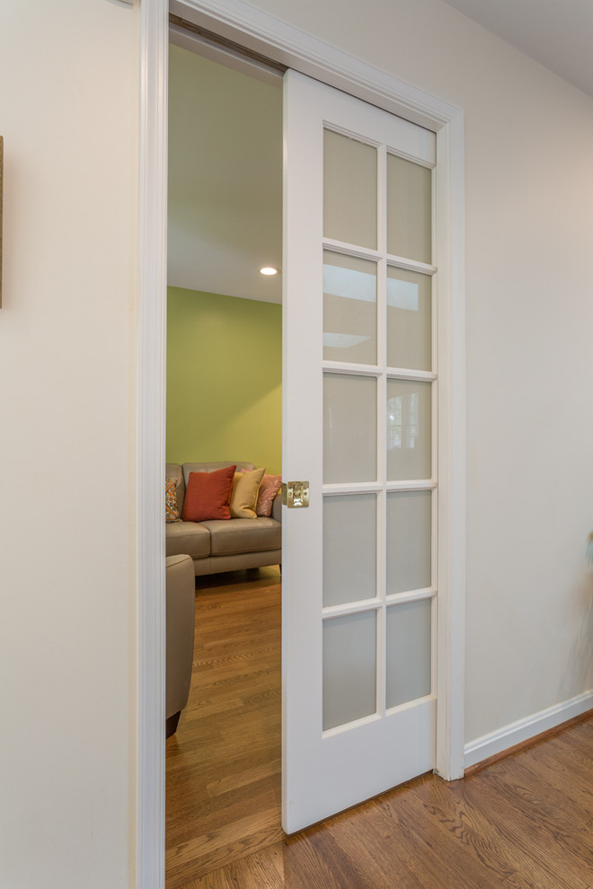 Foto di un piccolo soggiorno chic chiuso con pareti verdi, pavimento in legno massello medio e pavimento marrone