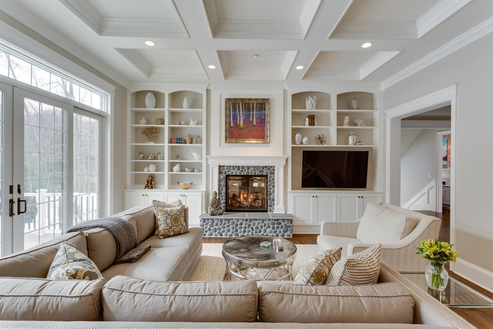 Klassisches Wohnzimmer mit weißer Wandfarbe, braunem Holzboden, Kamin, Kaminumrandung aus Stein und TV-Wand in Atlanta