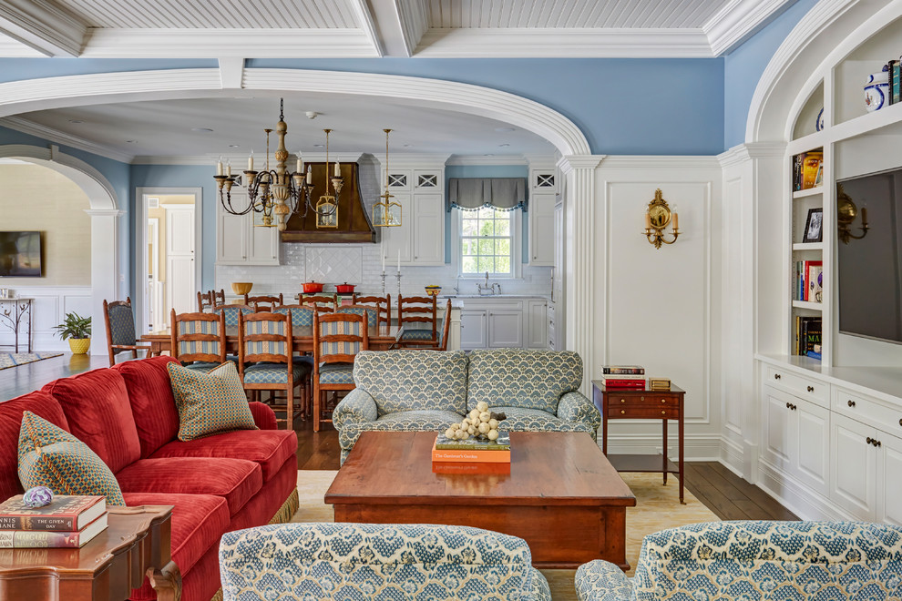 Ejemplo de salón para visitas abierto clásico extra grande con paredes azules, suelo de madera oscura, pared multimedia y suelo marrón