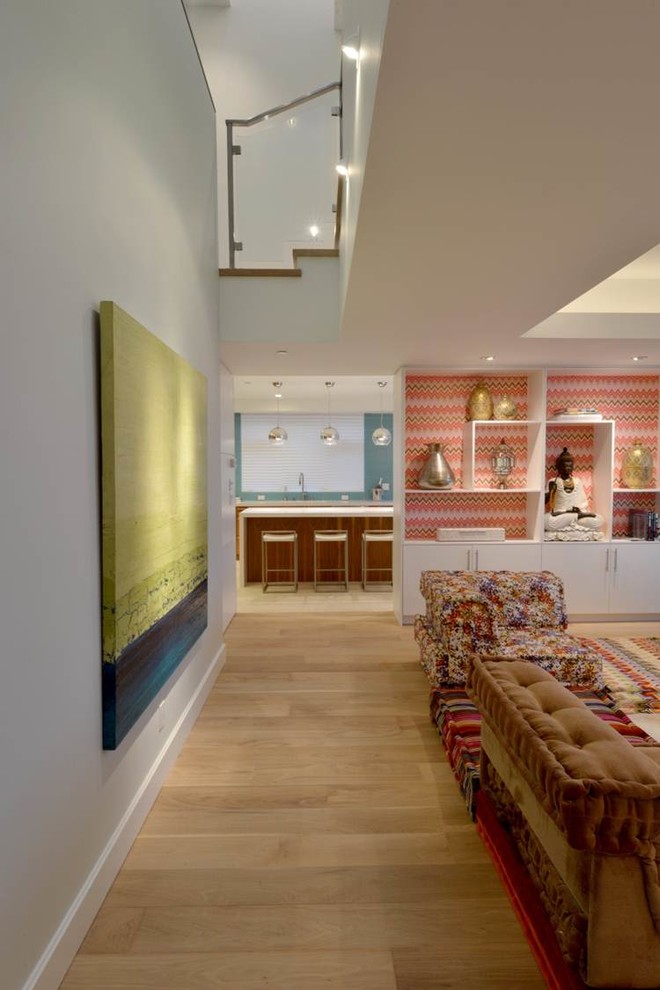 Mittelgroßes, Repräsentatives, Fernseherloses, Offenes Maritimes Wohnzimmer ohne Kamin mit weißer Wandfarbe und hellem Holzboden in San Diego