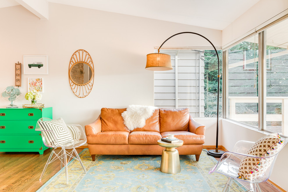 Repräsentatives Retro Wohnzimmer mit weißer Wandfarbe und braunem Holzboden in Seattle