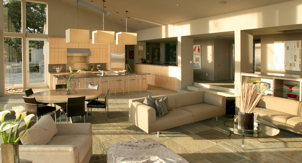 Offenes Modernes Wohnzimmer mit grauer Wandfarbe, Schieferboden, Kaminumrandung aus Stein und Multimediawand in San Francisco