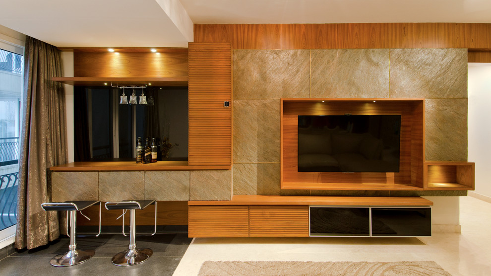 Diseño de salón con barra de bar cerrado actual de tamaño medio con paredes blancas, suelo de mármol y pared multimedia