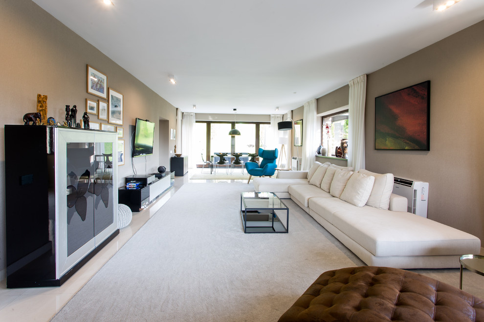 Foto på ett stort eklektiskt loftrum, med ett finrum, beige väggar, marmorgolv, en väggmonterad TV och vitt golv