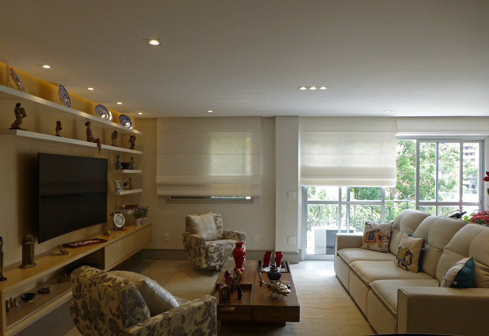 Ejemplo de salón abierto contemporáneo de tamaño medio con paredes beige, suelo de baldosas de porcelana y televisor colgado en la pared