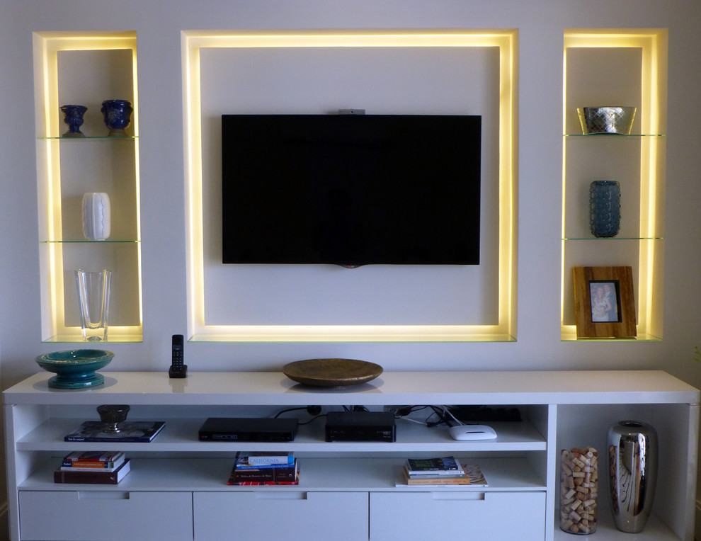 Großes, Offenes Modernes Wohnzimmer mit beiger Wandfarbe, dunklem Holzboden und TV-Wand in Sonstige