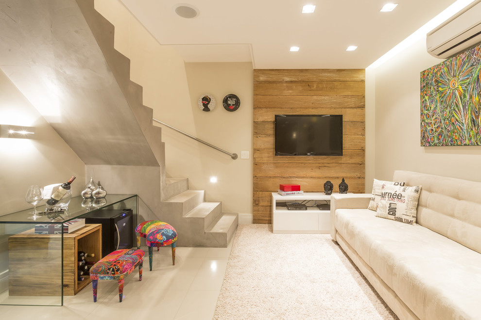 Foto di un soggiorno contemporaneo di medie dimensioni e chiuso con pareti bianche e TV a parete