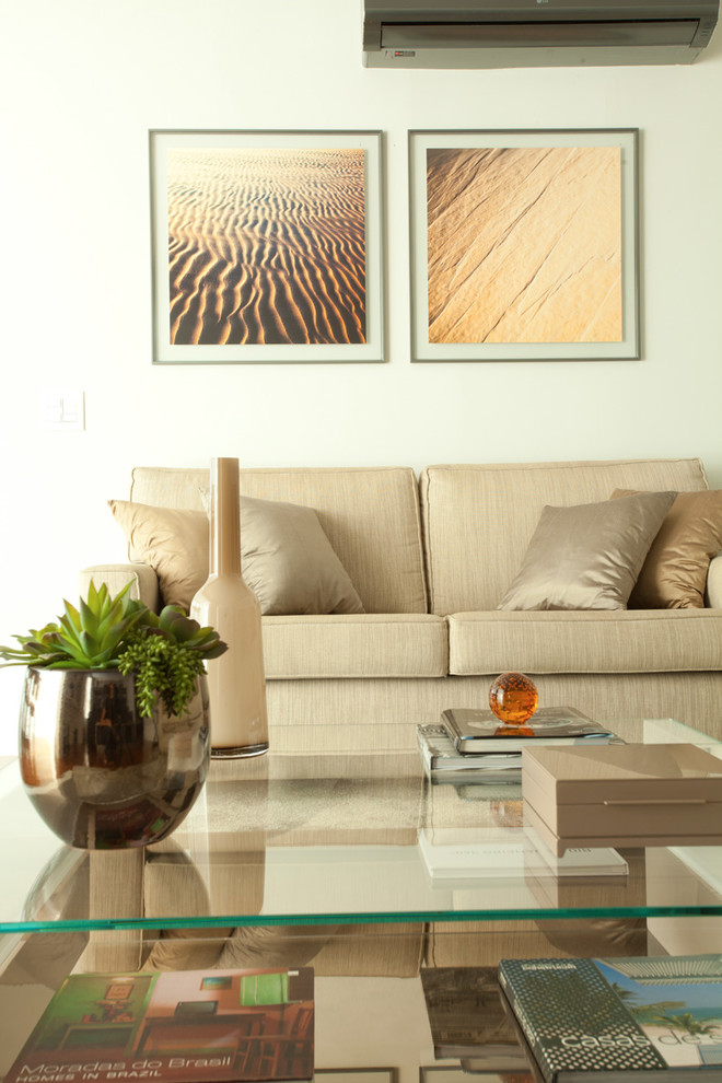 Foto de salón actual de tamaño medio con paredes grises, suelo de madera clara y pared multimedia