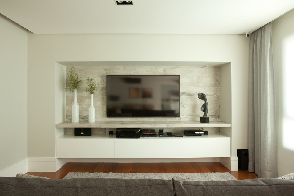 Idées déco pour un salon contemporain de taille moyenne avec un mur gris, parquet clair et un téléviseur encastré.