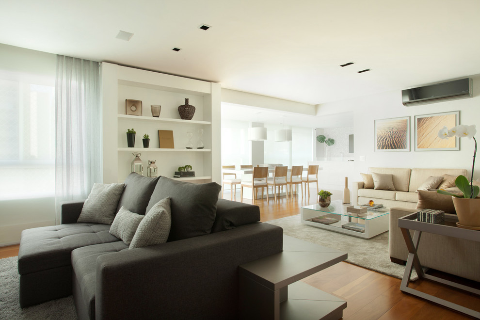 Свежая идея для дизайна: гостиная комната среднего размера в современном стиле с серыми стенами, светлым паркетным полом и мультимедийным центром - отличное фото интерьера