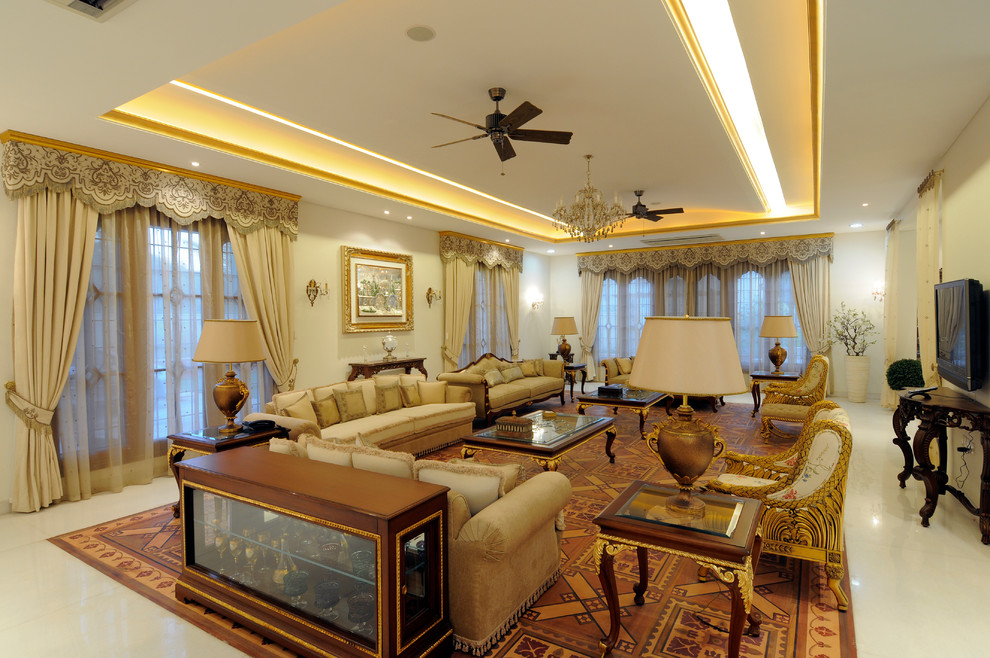 Modelo de salón cerrado tradicional grande con paredes beige, televisor colgado en la pared y suelo beige