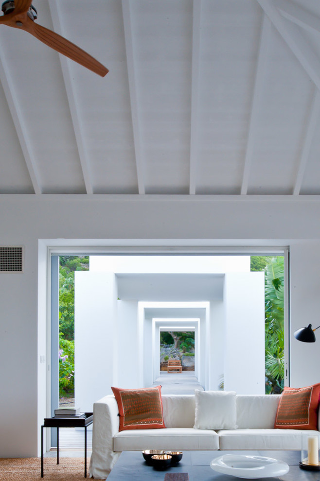 Inspiration för ett tropiskt vardagsrum, med vita väggar
