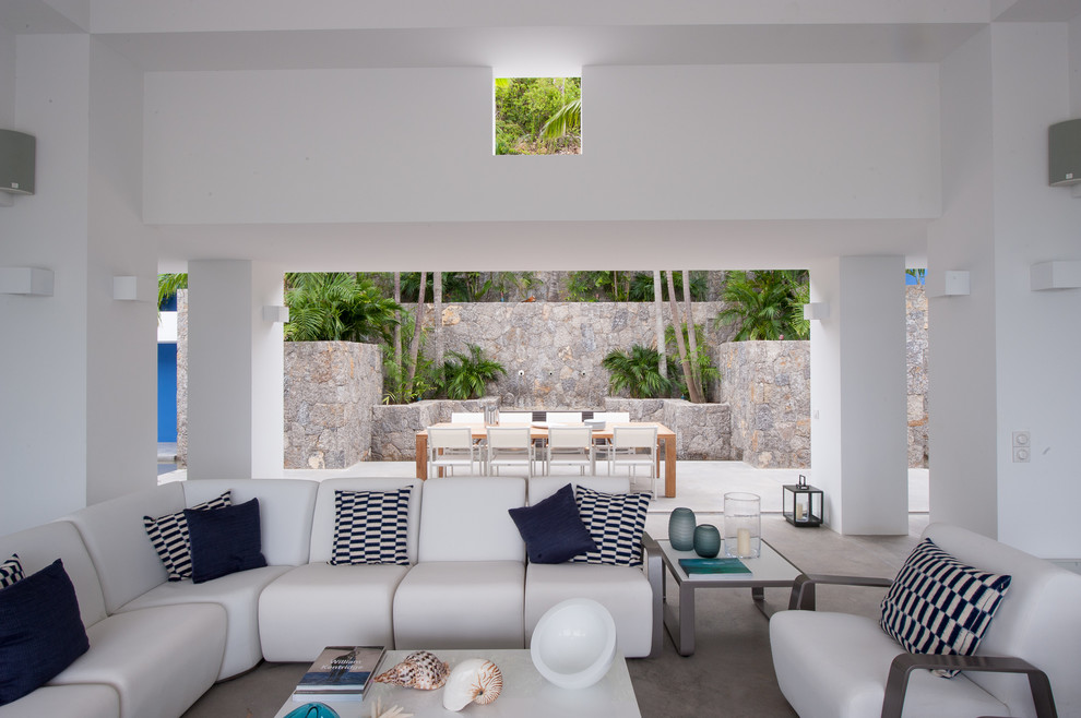 Idee per un soggiorno tropicale con pareti bianche