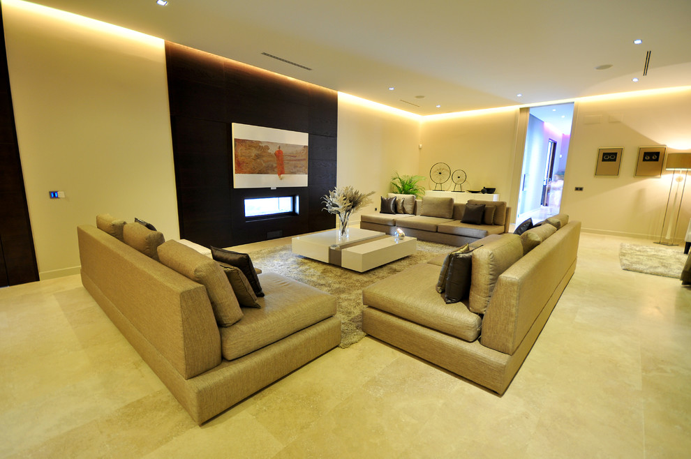 Пример оригинального дизайна: большая парадная, изолированная гостиная комната в стиле модернизм с горизонтальным камином, телевизором на стене и белыми стенами