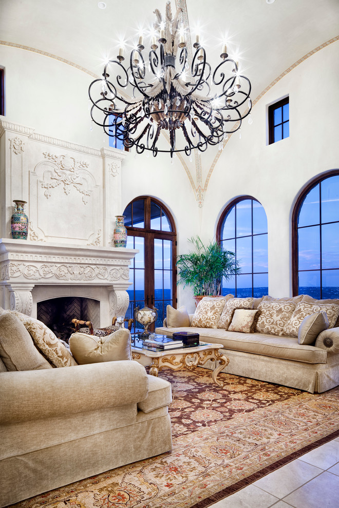 Fernseherloses Mediterranes Wohnzimmer mit weißer Wandfarbe und Kamin in Austin