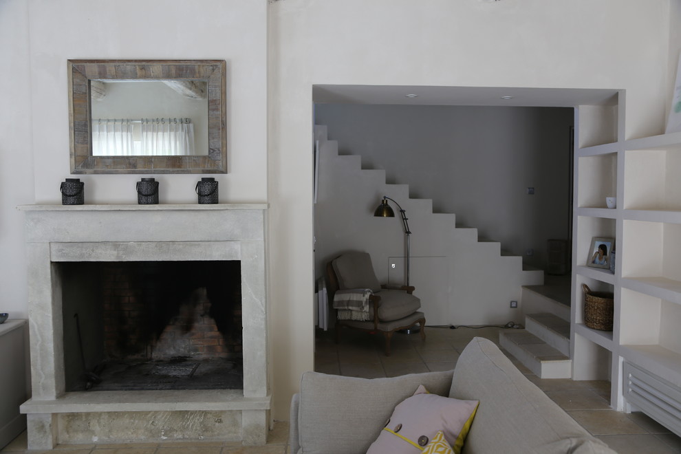 Großes, Repräsentatives, Offenes Uriges Wohnzimmer mit Kalkstein, Kaminofen und Kaminumrandung aus Stein in Surrey