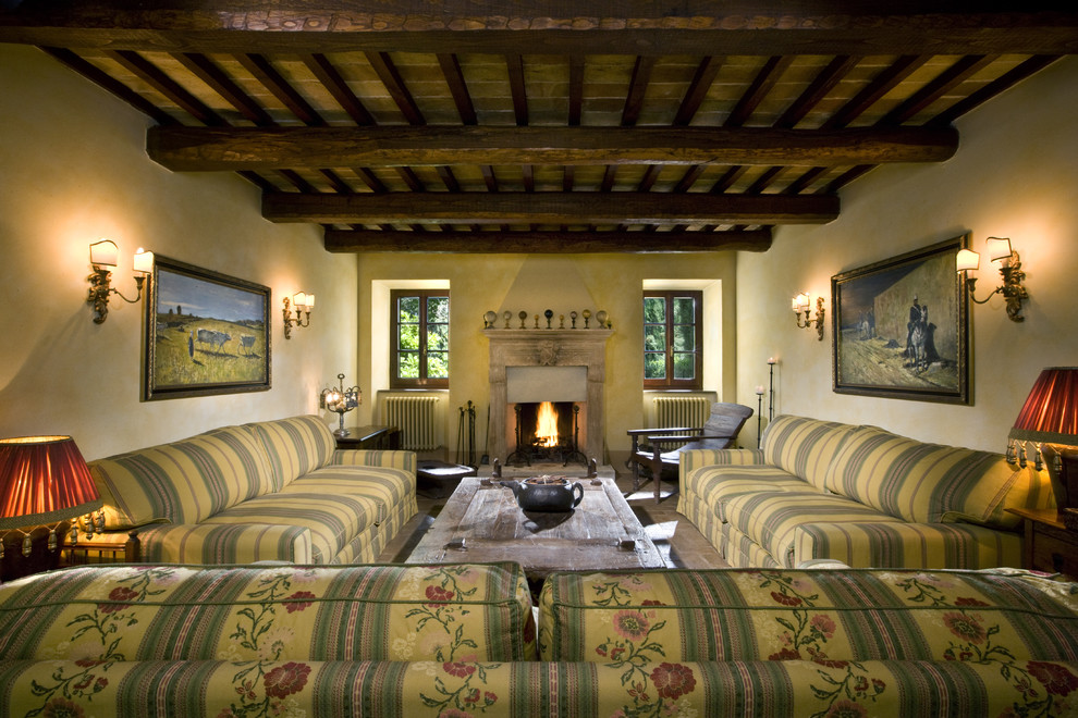 Ispirazione per un grande soggiorno chic con pareti beige, camino classico e cornice del camino in pietra
