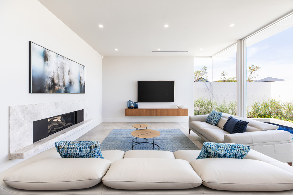Идея дизайна: гостиная комната в современном стиле с белыми стенами, горизонтальным камином, телевизором на стене и серым полом