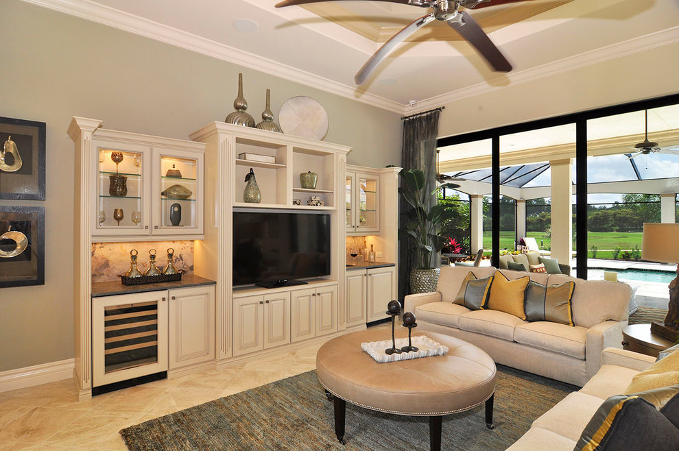 Immagine di un soggiorno chic con pareti beige e TV autoportante