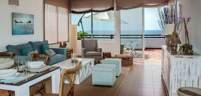 Ispirazione per un soggiorno costiero di medie dimensioni e aperto con sala formale, pareti bianche e pavimento in terracotta