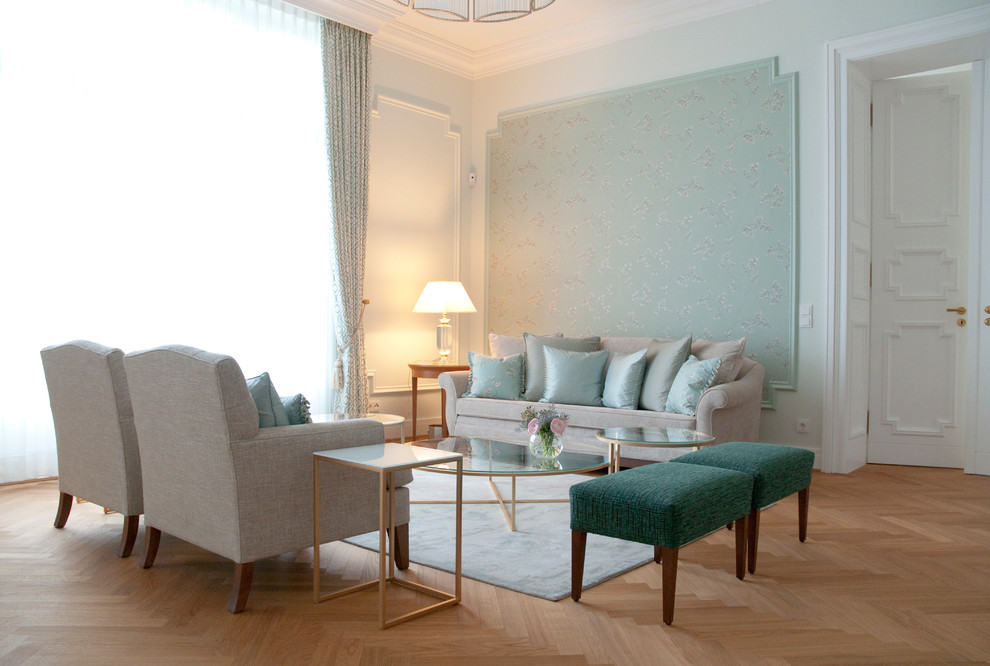 Стильный дизайн: большая изолированная гостиная комната в классическом стиле с паркетным полом среднего тона и разноцветными стенами без камина - последний тренд