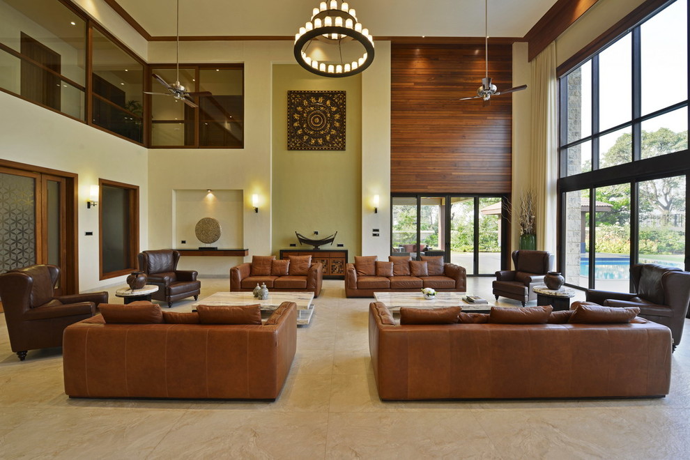 Aménagement d'un grand salon contemporain avec un sol beige et éclairage.