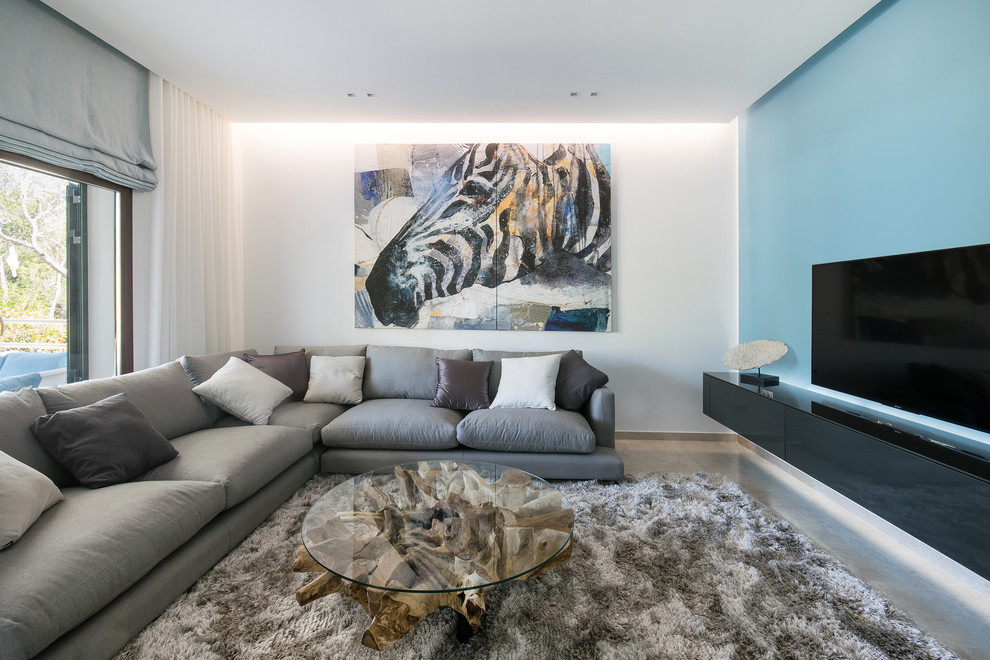Идея дизайна: открытая гостиная комната среднего размера в стиле модернизм с синими стенами, мраморным полом и телевизором на стене