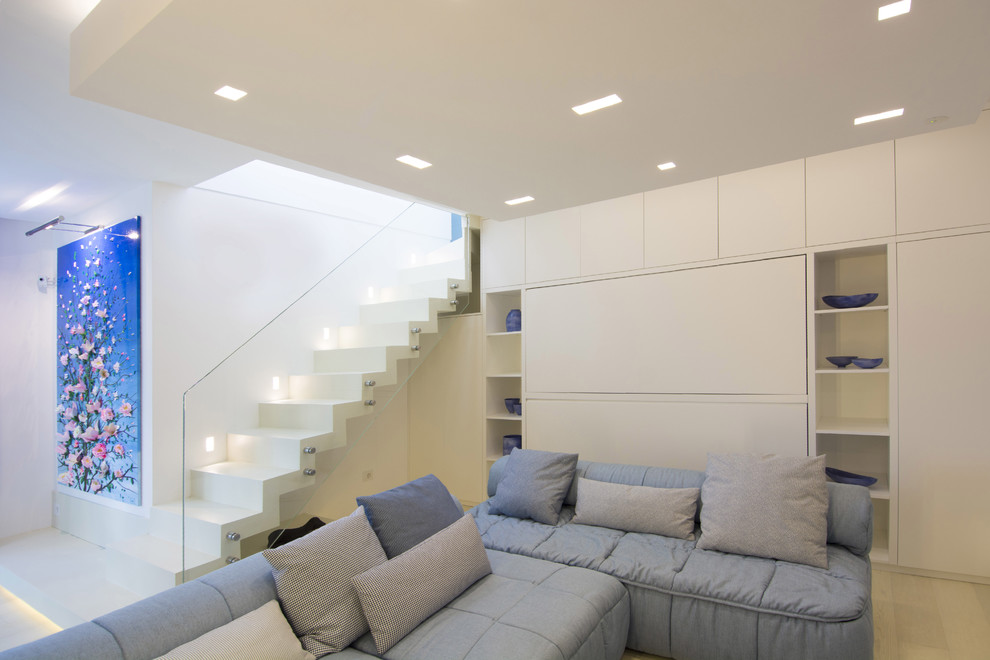 Idee per un soggiorno contemporaneo aperto con pareti bianche e parquet chiaro