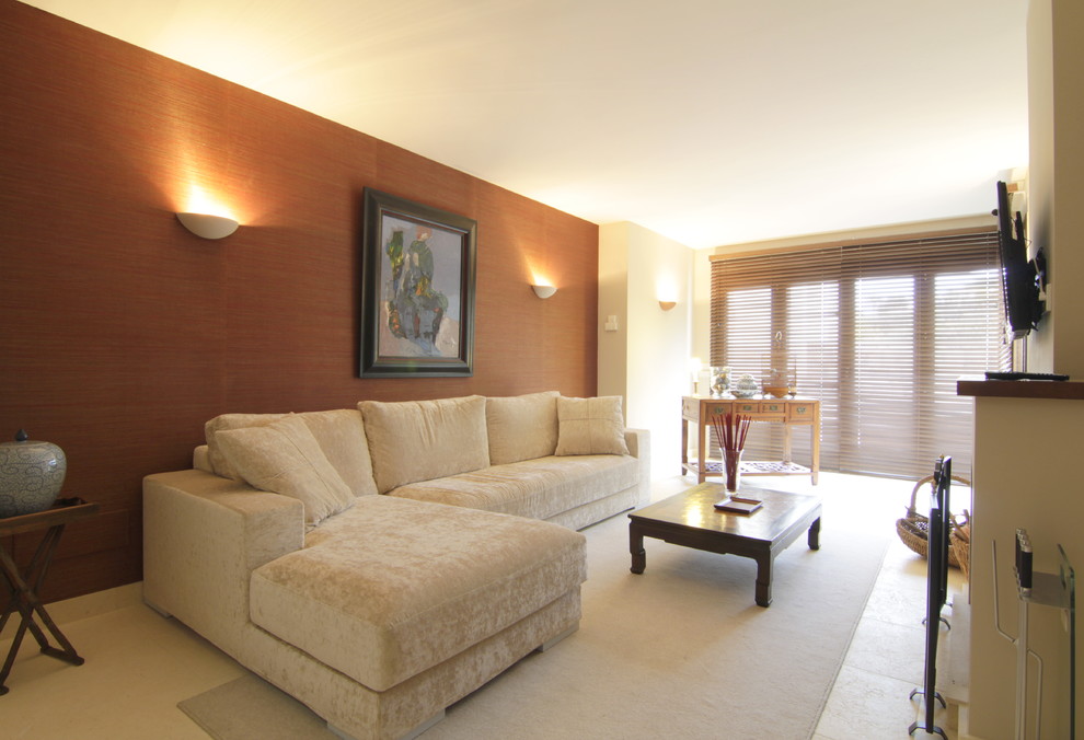 На фото: парадная, изолированная гостиная комната среднего размера в современном стиле с разноцветными стенами без телевизора с