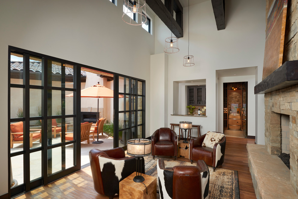 Großes, Offenes Modernes Wohnzimmer mit Hausbar, braunem Holzboden, Tunnelkamin und Kaminumrandung aus Stein in Denver