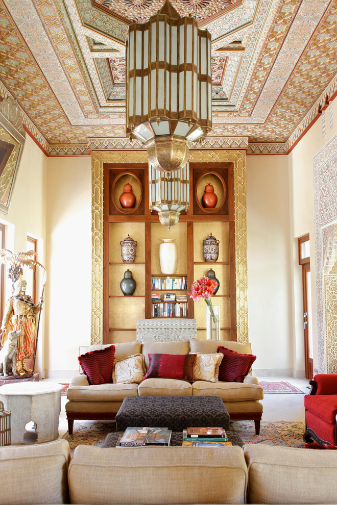 Immagine di un ampio soggiorno mediterraneo con pareti beige