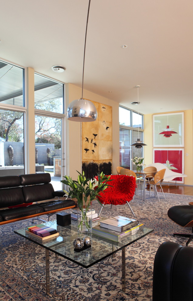 Offenes Modernes Wohnzimmer mit beiger Wandfarbe in Austin