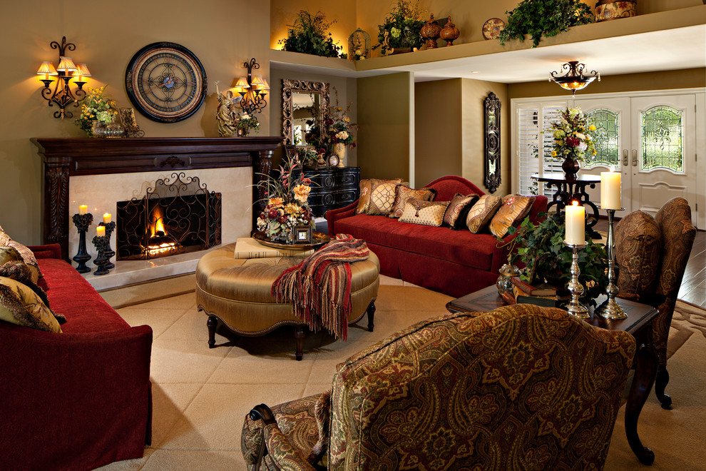オレンジカウンティにある高級な中くらいなトラディショナルスタイルのおしゃれなリビング (茶色い壁、カーペット敷き、標準型暖炉、タイルの暖炉まわり、テレビなし、ベージュの床) の写真