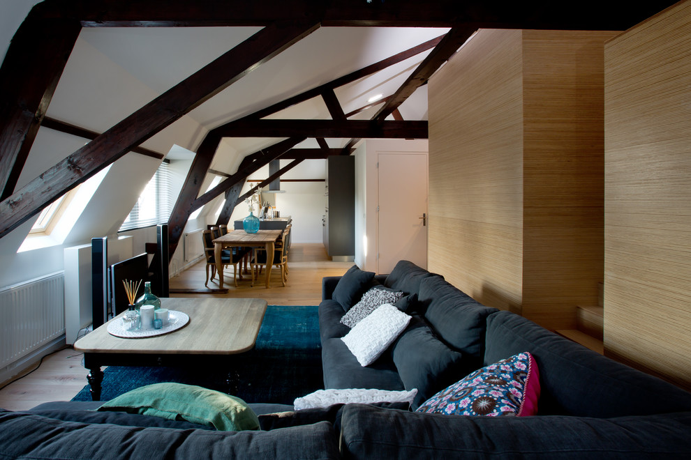 Mittelgroßes, Offenes Modernes Wohnzimmer mit braunem Holzboden in Amsterdam