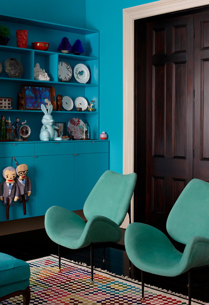 Стильный дизайн: изолированная гостиная комната среднего размера в стиле фьюжн с синими стенами и темным паркетным полом - последний тренд