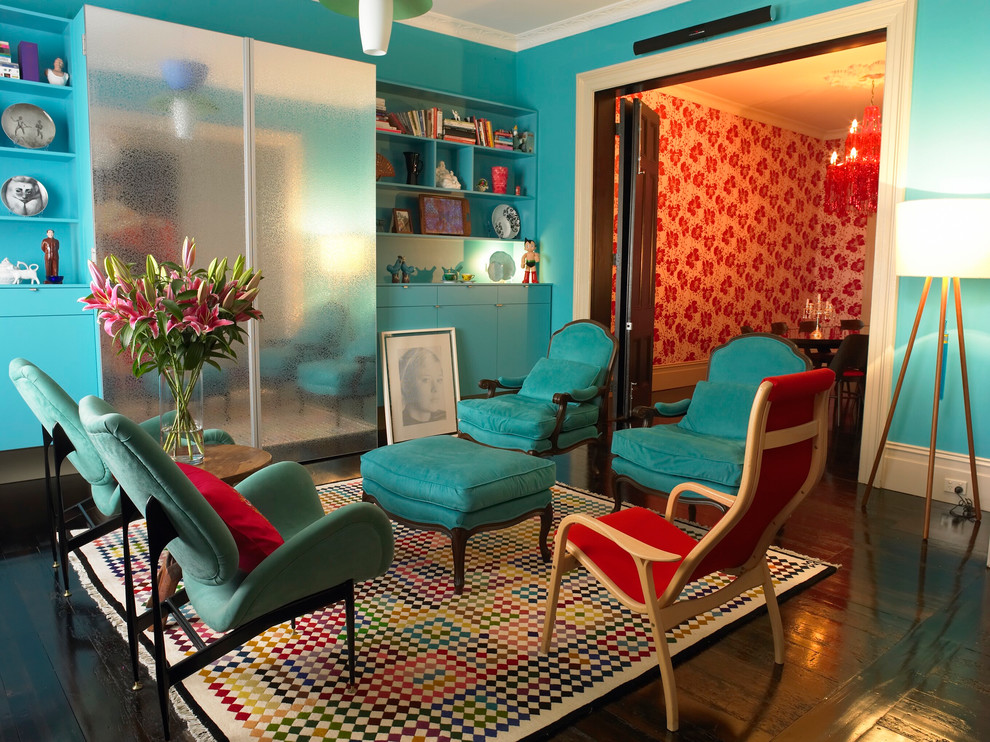 Mittelgroßes Eklektisches Wohnzimmer mit blauer Wandfarbe und dunklem Holzboden in Sydney