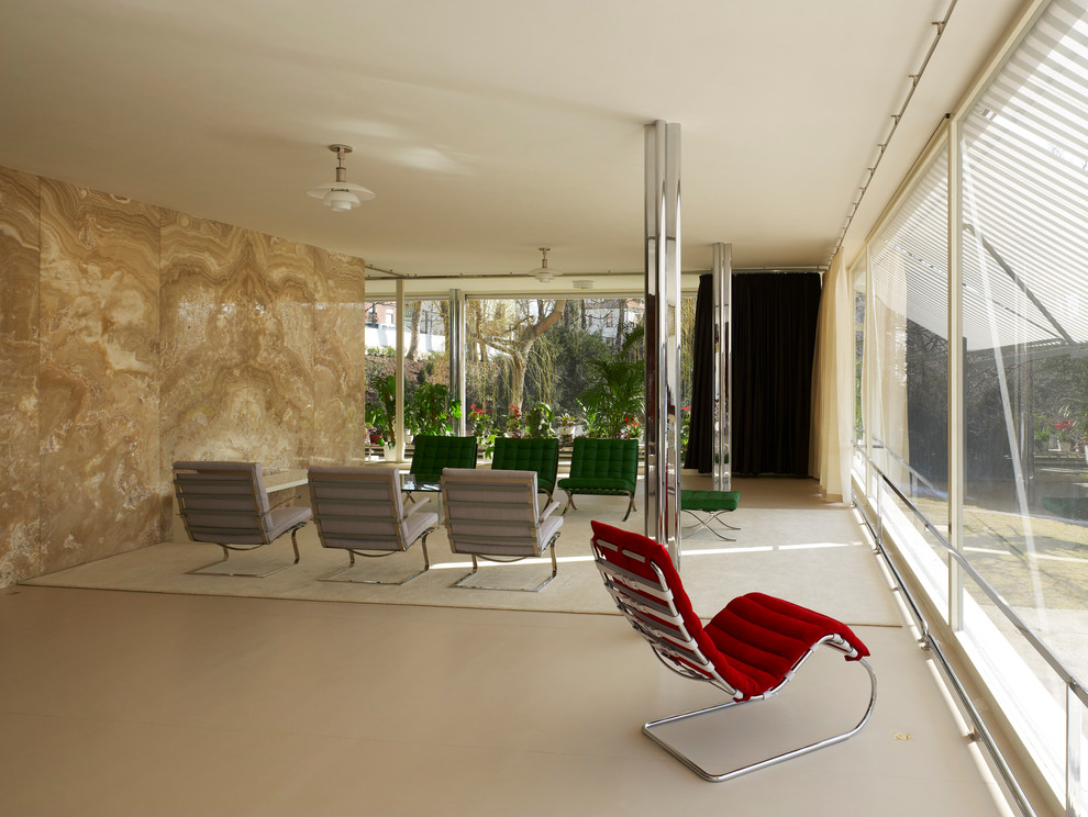 Modernes Wohnzimmer mit beiger Wandfarbe in Sonstige
